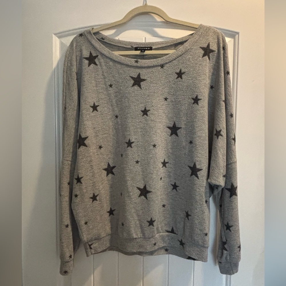 William B size medium gray and black star crew neck long sleeve sweatshirt